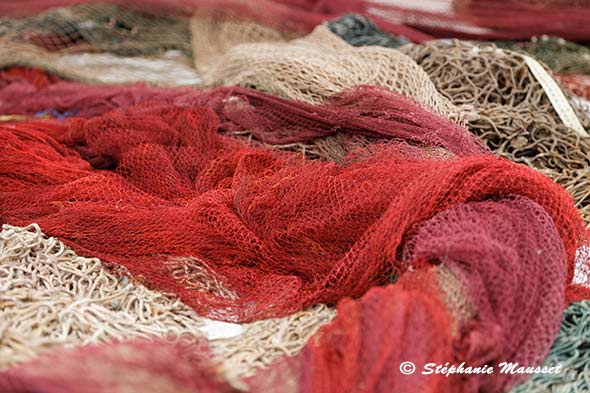 filets de pêche rouge et blanc
