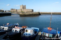 Château de Carrickfergus vu depuis le port avec des bateaux au premier plan
