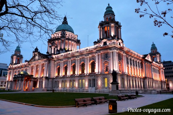City Hall illuminé au crépuscule à Belfast