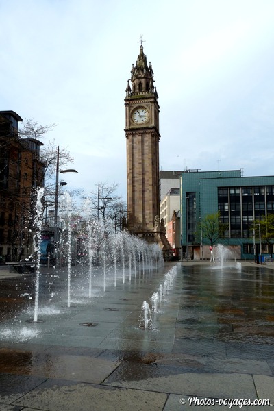 Albert Memorial Clock à Belfast avec les fontaines au premier plan