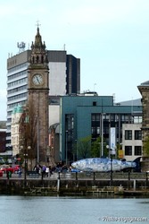 Albert Memorial Clock et sculpture du Grand Poisson à Belfast