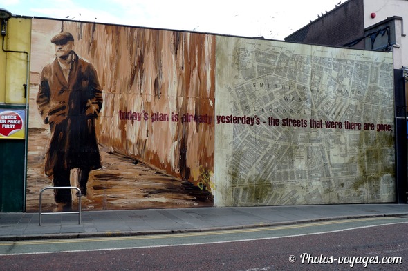 Mural représentant une rue de Belfast et une ancienne carte de la ville