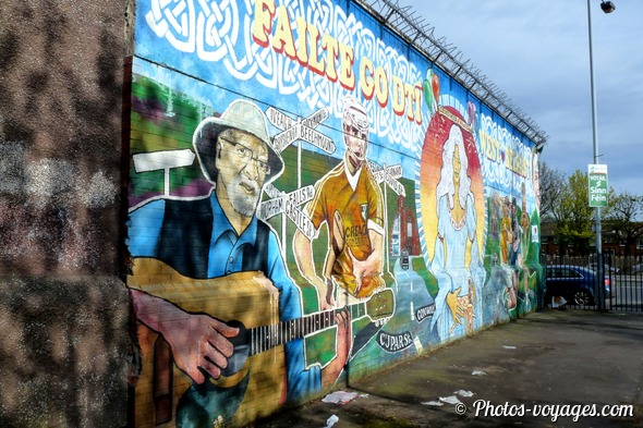Mural musical à Belfast représentant des musiciens et des habitants